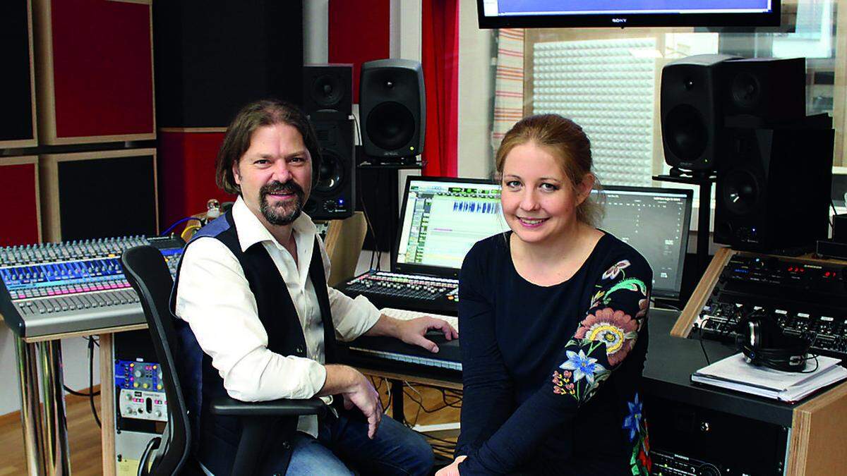 Produzent Charly Raneg und Iva Schell im Tonstudio in Wolfsberg