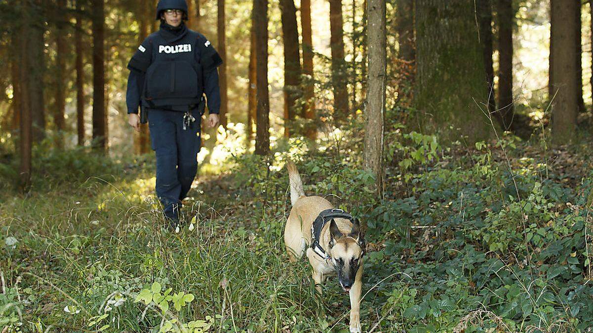 Eine Diensthundeführerin mit ihren Suchhund