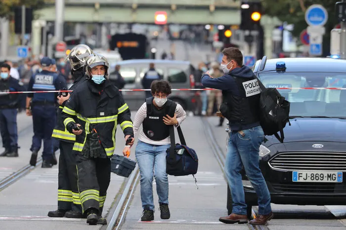 Polizeikreisen zufolge wurde eine Frau wohl enthauptet, die Pariser Anti-Terror-Staatsanwaltschaft übernahm die Ermittlungen. 