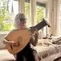 Dagmar Fischer-Riedel, die Organisatorin des Admonter Lautenherbsts, mit einer Renaissancelaute