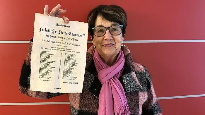 Elisabeth Herr mit der Einladung