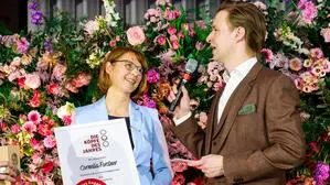 Cornelia Forstner, eine der vielen Gewinnerinnen, mit Moderator Mathias Pascottini