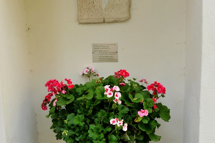 Römertafel (Kopie) zum Heilbad, zu sehen im Hof von Schloss Donnersbach und in der Ausstellung "Heilkunst. Zur Geschichte der Medizin" in Schloss Trautenfels