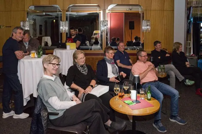 Warum die Badehaube? Die Geschichte dazu ist abendfüllend und führt von einem Polterabend über ein Rollenspiel an der Universität bis hin zur Hochzeit seines 80-jährigen Onkels.