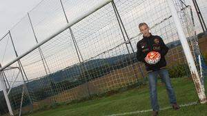 Der Lavanttaler Manuel Gosch mit dem Ball des FK Austria in Maria Rojach. In Zukunft will er auch über den Völkermarkter Fußball berichten