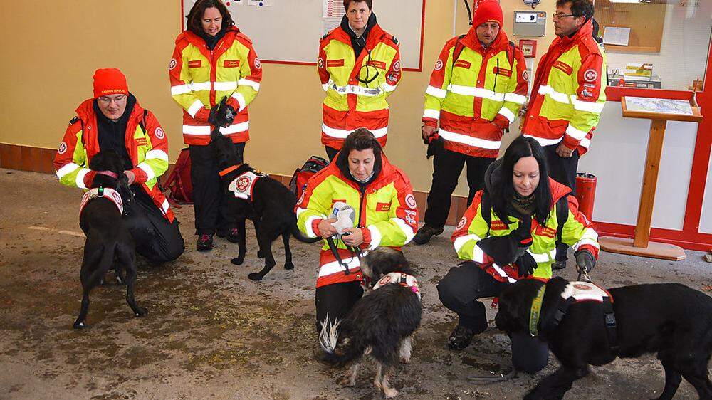 Die Rettungskräfte mit ihren Hunden