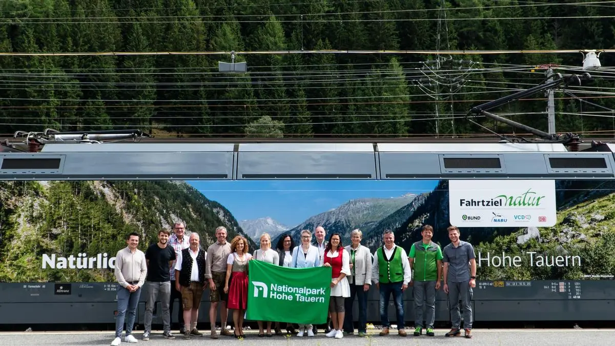 Christian Auerweck, Johannes Semmelroth, Gerhard Schmidt, Heinz Possegger, Anton Glantschnig, Gerhild Hartweger, Regina Sterz, Paula Müllmann, Kathrin Bürglen, Erwin Truskaller, Sara Schaar, Barbara Pucker,, Arnold Klammer, Johann Keuschnig und Marco Schiefer vor der Nationalpark-Lok