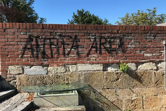 ... wurde verunstaltet.