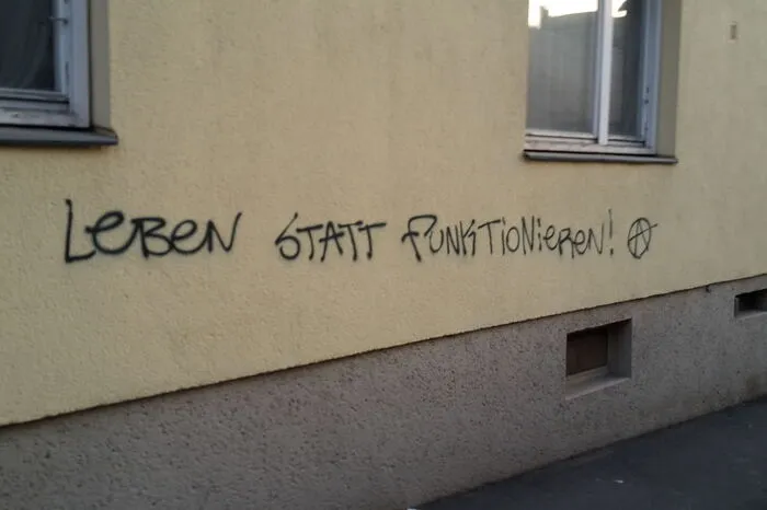 Hinter einer Windschutzscheibe haben Bewohner des Viertels auch ein Flugblatt entdeckt, das gegen "Reiche" und die Aufwertung von Immobilien auf Kosten "Armer" Stimmung macht.