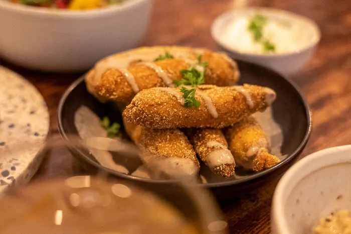 ... wie im Nahen Osten üblich, bestellt man sich jede Menge Mezze zum gemeinsamen Verspeisen ...