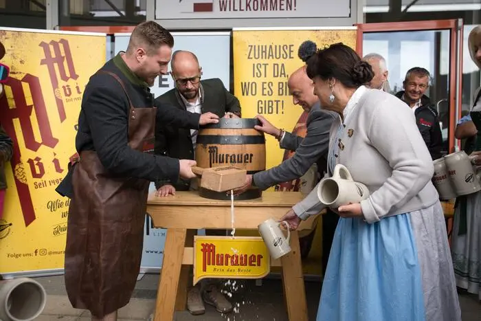 Zu den traditionellen Höhepunkten des Samstagsprogramms zählte auch der Steiermark-Bieranstich im Festzelt der Freiwilligen Feuerwehr Niederwölz.