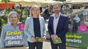 Judith Schwentner und Timon Scheuer präsentieren die grünen Sujets für die Graz-Wahl