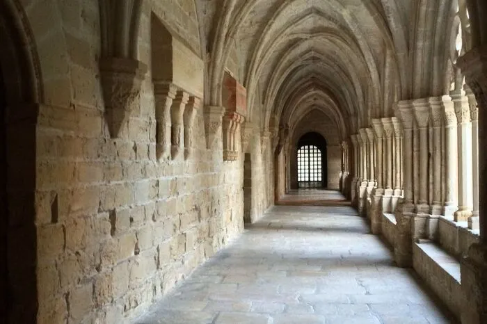 Das Kloster Poblet ist das größte der Zisterzienser-Route und beherbergt heute noch Mönche. Beim Gebet kann man gregorianischen Gesängen lauschen.