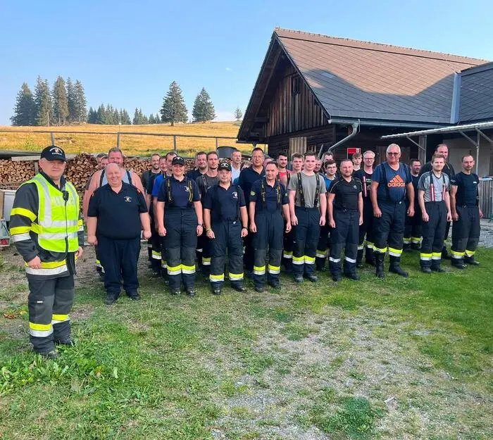Die eingesetzten Feuerwehrleute auf der Brendlalm