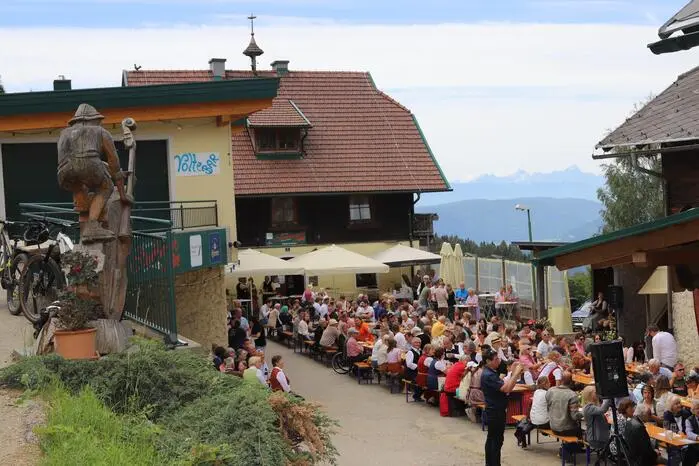 Die teilnehmenden Chöre waren: „MGV Tiffen“ unter Leitung von Hubert Warmuth, „MGV Lind ob Velden“ mit Chorleiter Wolfgang Lippitsch, Obmann Willhelm Ulbing, „Singgemeinschaft Wölfnitztal“, mit Chorleiter Dietmar Ebner und Obfrau Manuela Biedermann, „A-capella Chor Feldkirchen“ unter der Chorleiterin und Obfrau Alexandra Warmuth sowie dem „Chor der Musikmittelschule Feldkirchen“ unter Leitung von Sandro Wanker, Domenika Krenn, Steiner Andrea und Christian Bucher mit 47 Kindern. 