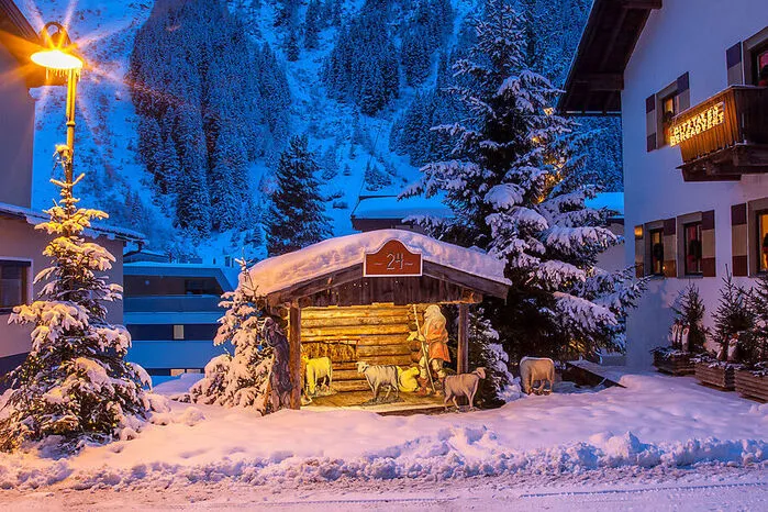Die rund 110 Einwohner von Plangeross verwandelt ihren Heimatort in der Vorweihnachtszeit nämlich in einen riesengroßen Adventkalender.