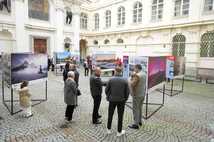 Die Jubiläums-Wanderausstellung „10 Jahre Euregio-Kalender“ ist bis 10. April am Lienzer Hauptplatz sowie in Geschäften und Lokalen der Innenstadt zu sehen