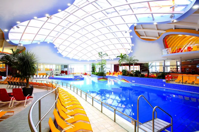 Auf große Feierlichkeiten musste im vergangenen Herbst beim 15-jährigen Bestandsjubiläum des H2O-Thermenresorts in Bad Waltersdorf verzichtet werden. „Wir warten schon sehnsüchtig auf unsere kleinen und großen Gäste“, sagt Geschäftsführer Christian Rotter, der die Initiative der Thermen für eine baldige Eröffnung unterstützt.„In unserem Resort steht ausreichend Platz zur Verfügung, wodurch die Corona-Vorgaben und Empfehlungen bestens eingehalten werden können“, erklärt der Chef der Erlebnistherme. Die Familien könnten dadurch wieder eine schöne Auszeit zum aktuellen, aufregenden Alltag genießen.