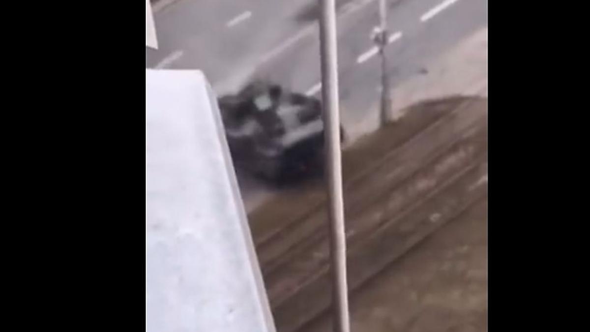 Schockierendes Video Russischer Panzer überrollt Zivilfahrzeug, Lenker