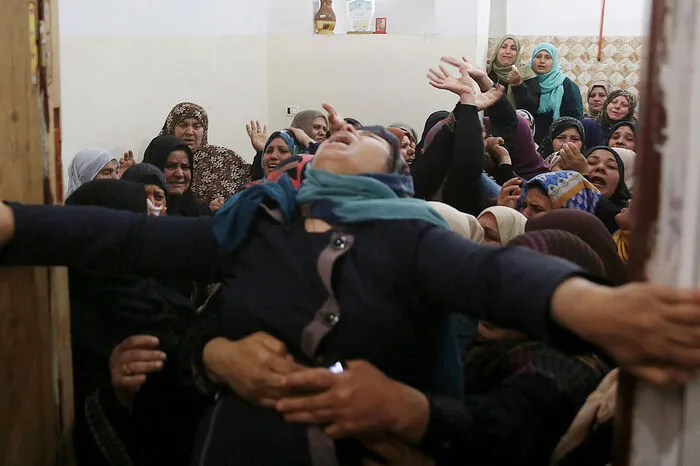 Verwandte trauern bei einer Beerdigung im Gazastreifen.