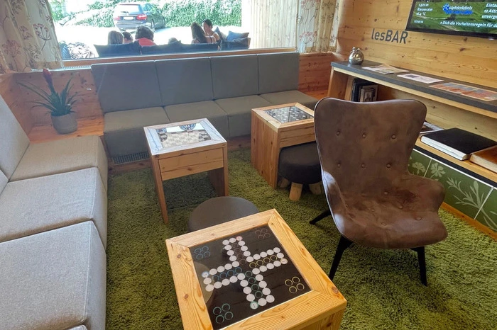 Im liebevoll gestalteten Eingangsbereich gibt es Spieltische...