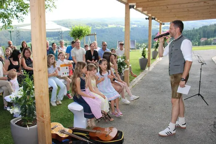 Unter freiem Himmel bei sommerlichen Temperaturen begrüßte Direktor Peter Lidl im Weingut Herbst in Krottendorf die zahlreichen Gäste und präsentierte gemeinsam mit den Klassen von Renate Holweg, Blažka Oberstar-Bistan, Gašper Belaj und den jungen Musikern einen eindrucksvollen Querschnitt ihres Könnens.