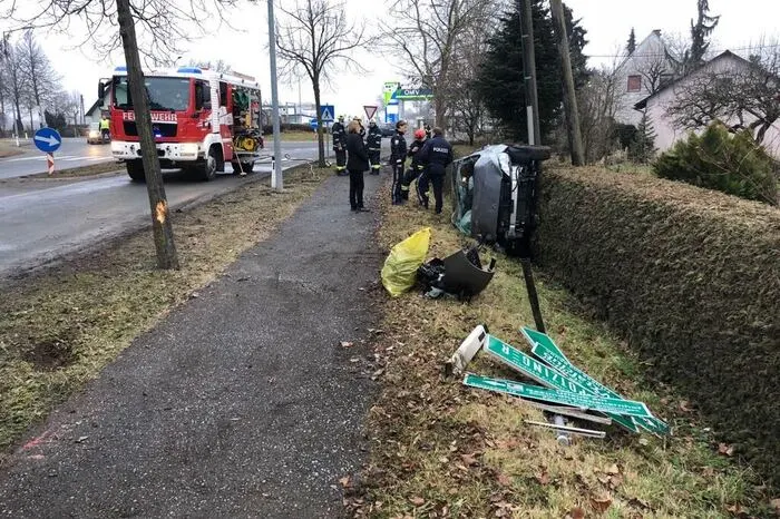 Das Auto war von der Fahrbahn abgekommen, hatte Hinweisschilder und den Holzsteher einer Stromleitung touchiert.