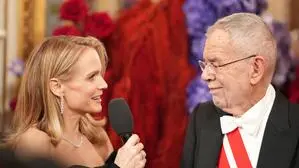 Der erste Mann im Staat bei seinem Interview mit ORF-Moderatorin Weichselbraun. Er verglich den Provinzball im obersteirischen Mürzsteg ohne Umwege mit dem Ball der Bälle in der Staatsoper 