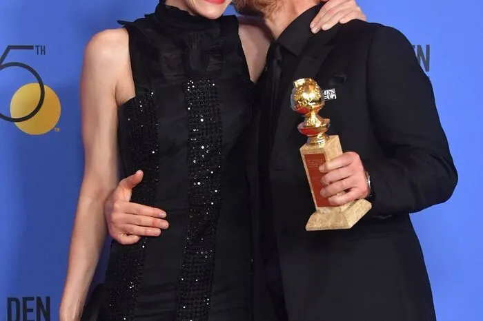 Vier Mal wurde das Drama um Polizeiwillkür und Rassismus vergoldet. Hier freut sich Lesli Bibb mit Schauspieler Sam Rockwell, der für die beste Nebenrolle in einem Filmdrama ausgezeichnet worden ist.