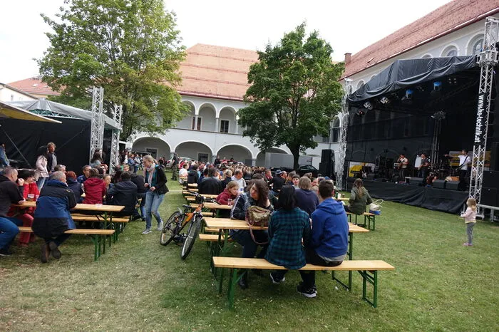 Trotz kühler Temperaturen strömten gestern Hunderte Gäste durch die Gassen der Judenburger Innenstadt, genossen Musik, Kulinarik und feinste Unterhaltung.