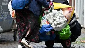 ABD0001_20251122 - FRANKFURT/MAIN - DEUTSCHLAND: ++ ARCHIVBILD ++ ARCHIV - 22.10.2024, Hessen, Frankfurt/Main: Eine obdachlose Frau schiebt ihr Hab und Gut mithilfe einer Transportkarre durch die Stadt. (zu dpa: «Wie kann ich in MV Obdachlosen bei Kältegefahr helfen?») Foto: Arne Dedert/dpa +++ dpa-Bildfunk +++. (ARCHIVBILD VOM 22.10.2024) - FOTO: APA/dpa/Arne Dedert