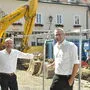 Bauamtsleiter Willibald Scharf (links) mit seinem Nachfolger Gernot Rüf bei der Baustelle Hoher Platz 