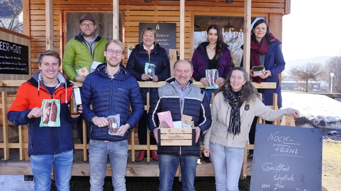 Simon, Franz-Stefan, Peter, Barbara, Franz, Anna und Uschi Glabischnig und Stefanie Egger ziehen an einem Strang und bewirtschaften den Hofladen - einen Selbstbedienungsladen mit heimischen Produkten aus der Landwirtschaft.