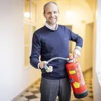 KBV-Vorstand Martin Payer versteht sich als Feuerlöscher in der Flughafen-Causa, Kritiker sehen in ihm eher den Brandstifter
