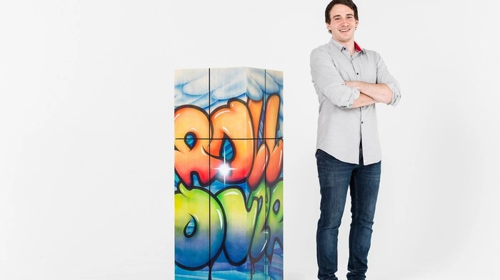 James. Außen mit einem Graffito versehen ist die mobile Gin-Bar "James" von Konstantin Konec aus Feldkirchen ganz bunter Hund und bester Begleiter für die Strandbar, während innen mit schwarz gebeizter Eiche der Charmeur und Gentleman zum gediegenen Drink bittet.