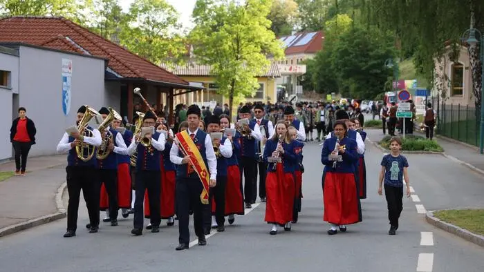 Die Musikkapelle Neuhaus am Klausenbach feierte ihr 175-jähriges Bestandsjubiläum mit einem Bezirksmusikertreffen.