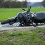 Ein Motorrad liegt auf einer Straße | Die Motorradfahrerin kam zu Sturz (Symbolbild)