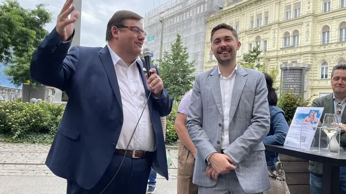 Jörg Siegel (l.) und Daniel Freismuth führten durch die Feierlichkeiten.