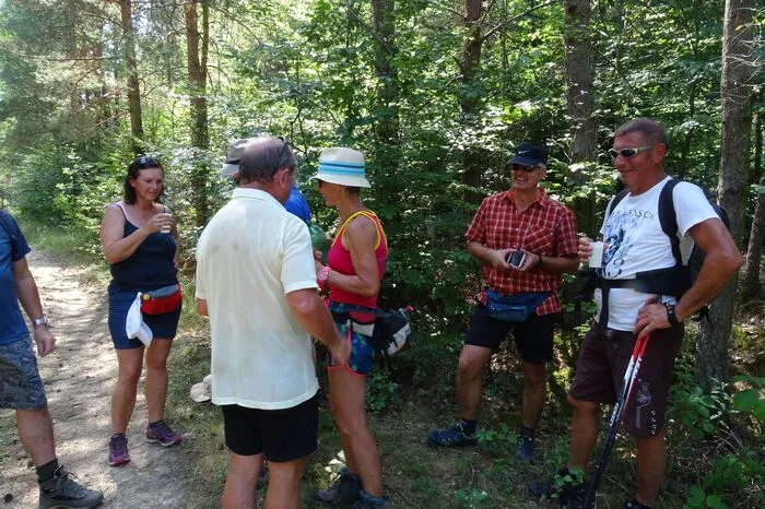 Steirischer Wein gehört bei Tourleiter Hermann Grimmel zur Wanderausrüstung.