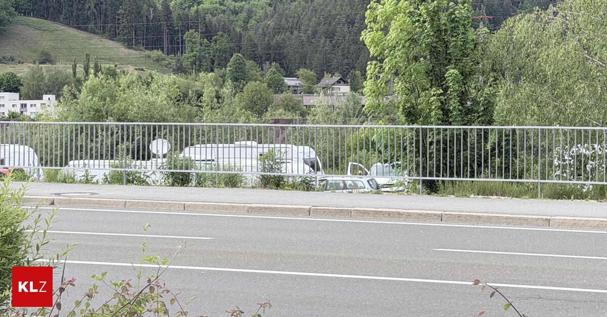 Illegales-Wohnwagencamp-beim-Asylquartier-Baumaxhalle