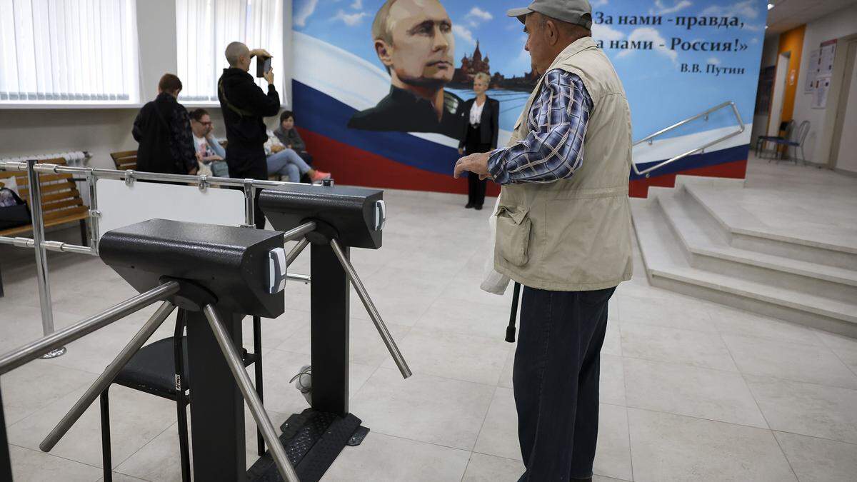 Ein Mann verlässt ein Wahllokal in Donezk.