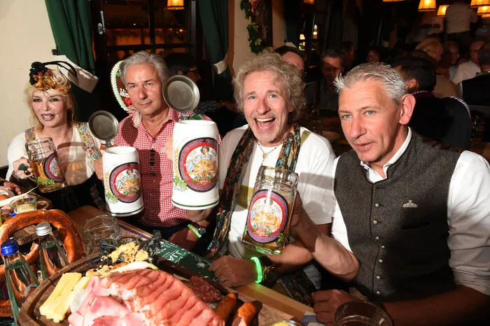 Thea Gottschalk, Ex-Bürgermeister Klaus Wowereit, Thomas Gottschalk und Wirt Siegfried Able.