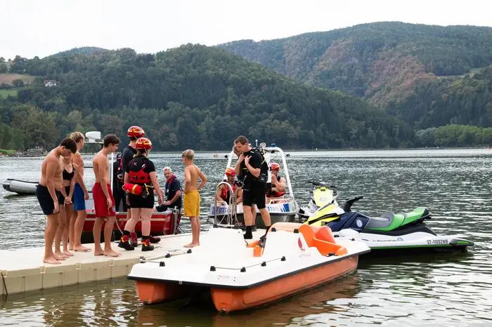 Präsentiert wurden auch Einsatzfahrzeuge einschließlich dem Hubschrauber sowie die Zillen der Wasserwehr, vorausgegangen war auch der 26. Landeswasserwehr-Leistungsbewerb. 