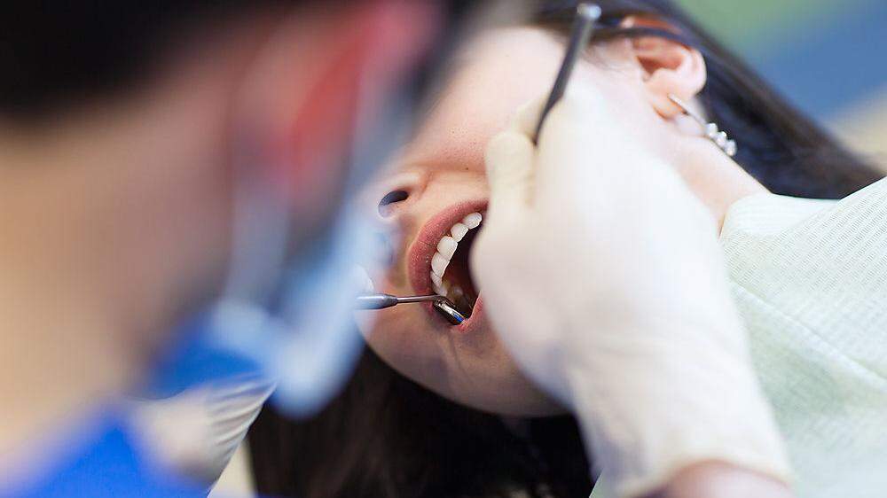 Der Zahnarzt soll bei mehr als 20 Patienten medizinisch nicht indizierte Eingriffe vorgenommen haben