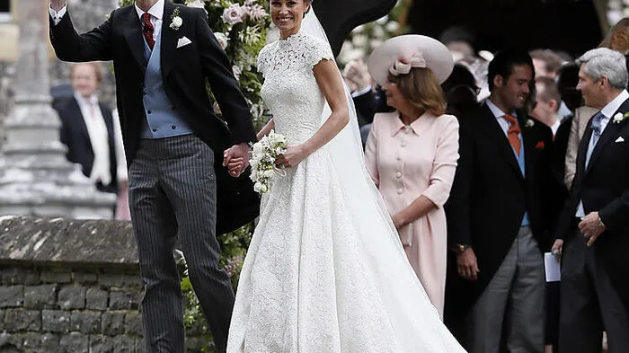 Das erste Zusammentreffen der strahlendem Braut Pippa Middleton, Schwester von Herzogin Kate, mit ihrem Verlobten und in Kürze Ehemann James Matthews.