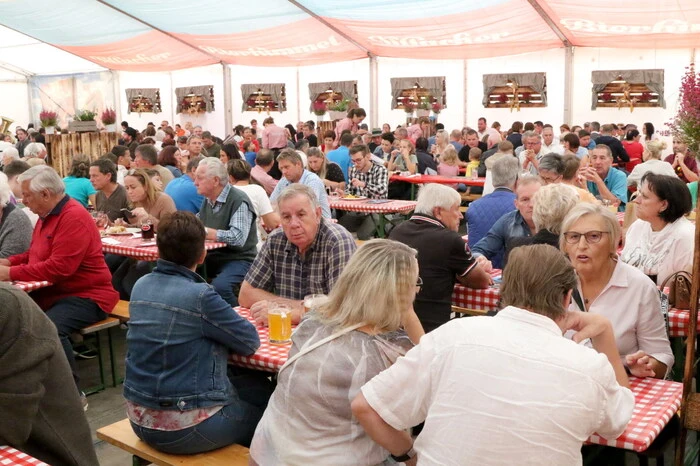 Übrigens: Unter den Festzelt-Besuchern sah man unter anderen Medizinerin Sabine Wolkenstein und  Blasmusikverband-Landesobmann Stefan Süssenbacher. 