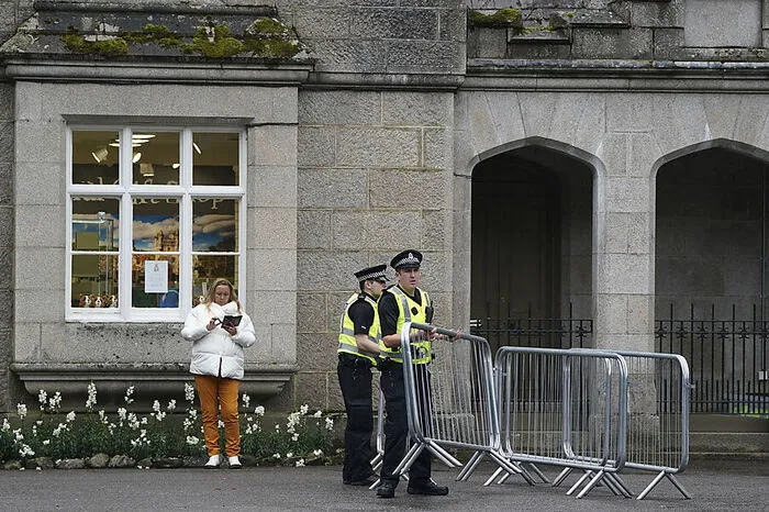 Die Polizei stellt Barrieren am Eingang vor Schloss Balmoral in Schottland auf. Die Sorge um den Gesundheitszustand von Queen Elizabeth II. hatte die königliche Familie am Donnerstag an die Seite der britischen Monarchin eilen lassen.