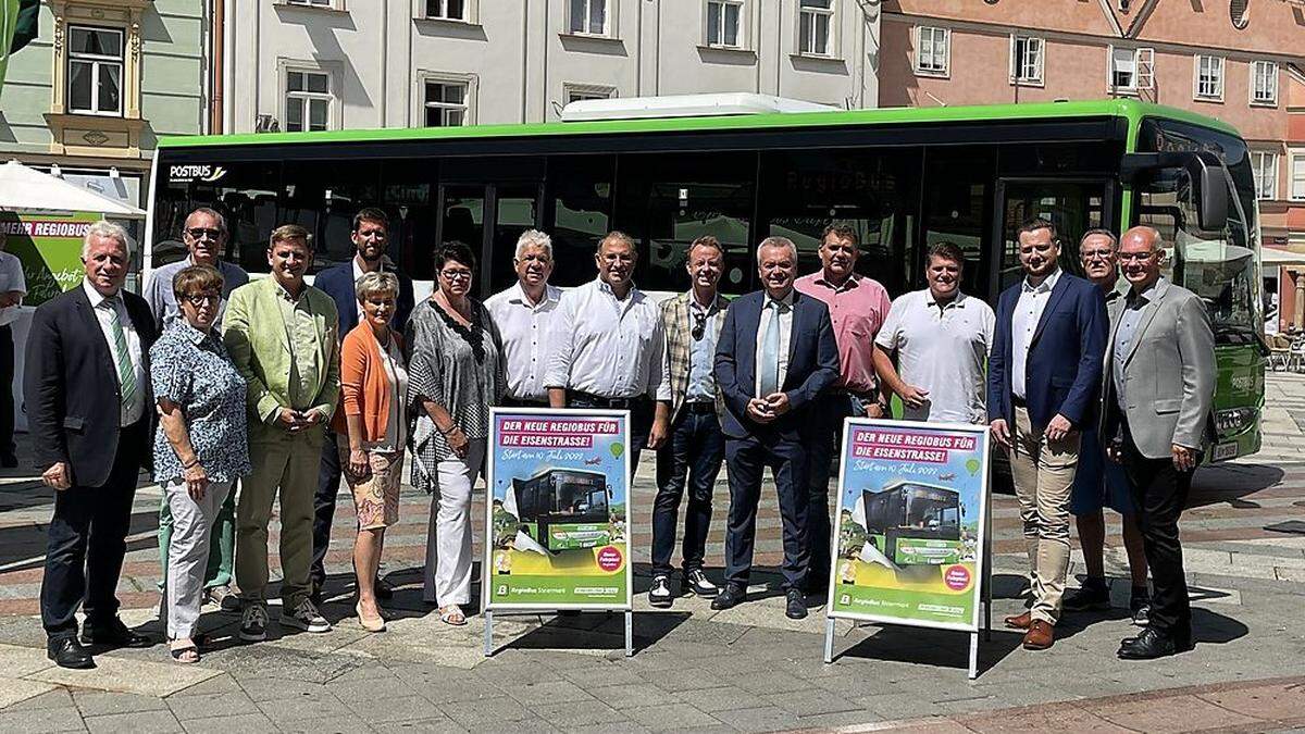 Gemeinsam für die Stärkung des öffentlichen Verkehrs: Verkehrsreferent und Landeshauptmann-Stellvertreter Anton Lang und ein Teil der Gemeindechefs