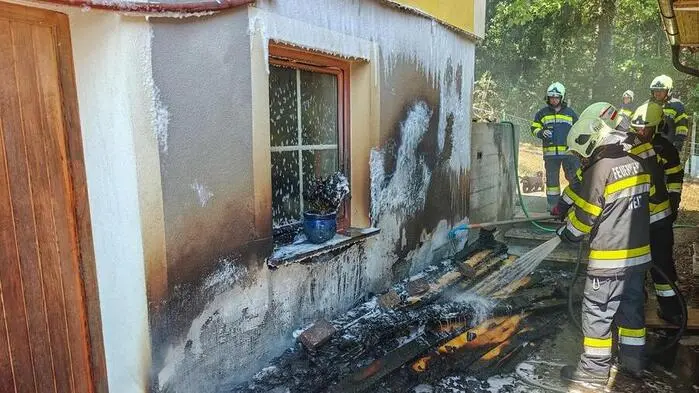 Das Feuer hatte bereits auf die Fassade des Wohnhauses übergegriffen