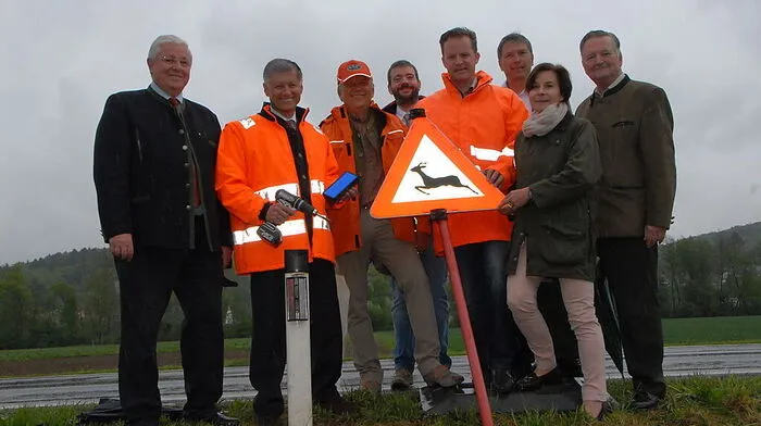 Montage der ersten neuen Wildwarnreflektoren zwischen Hatzendorf und Stang mit Landesjägermeister Gach, Landesrat  Kurzmann, Sted-Leiter Lautner, Projektleiter Steiner, Tierschutzombudsfrau Fiala-Köck, Bezirksjägermeister Lackner.